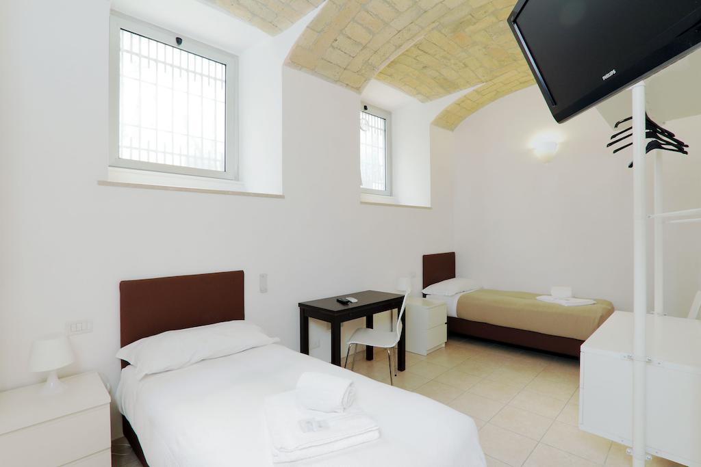 Vatican Rooms Guest House روما الغرفة الصورة