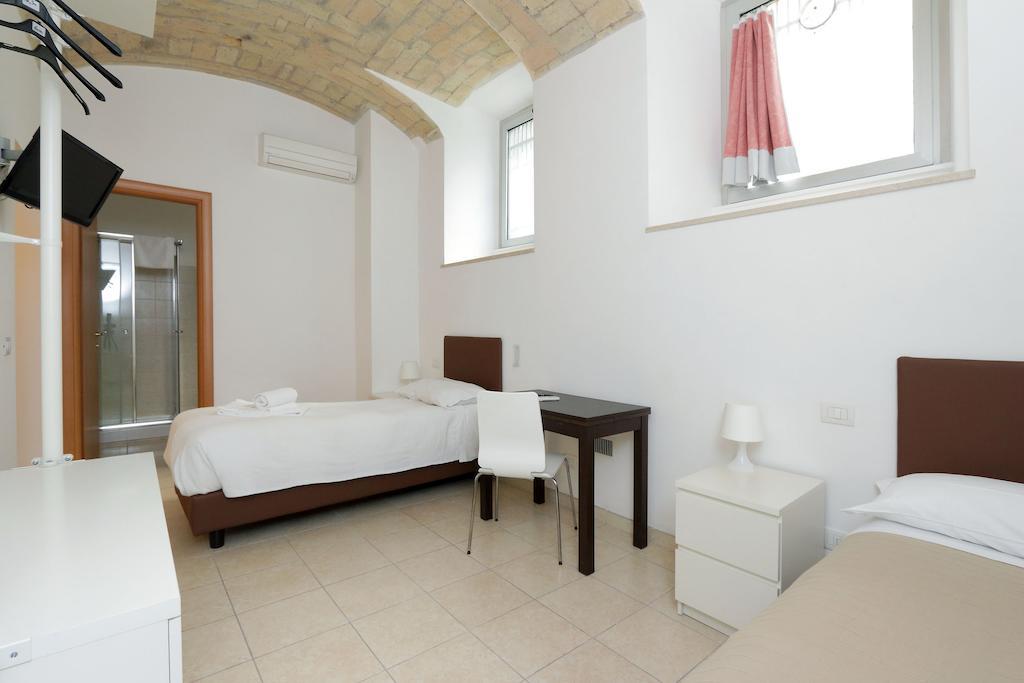 Vatican Rooms Guest House روما الغرفة الصورة